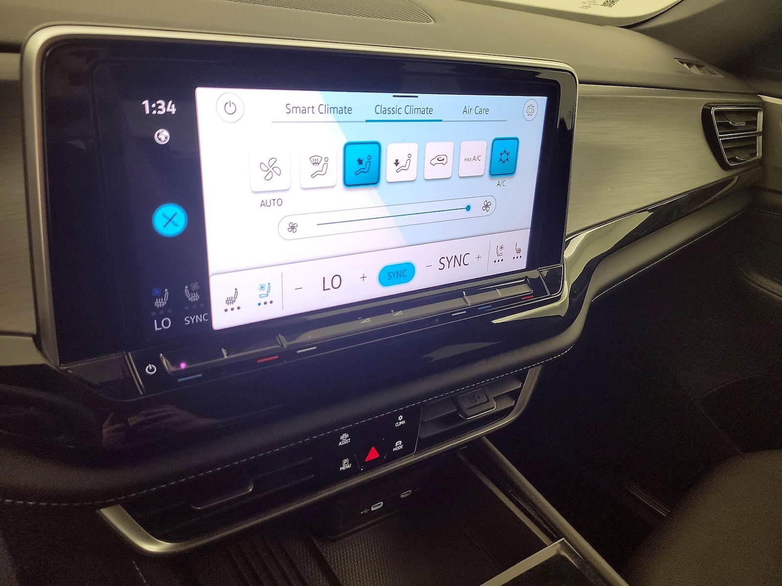 2025 Volkswagen Atlas Cross Sport SE w/Tech - Photo 17
