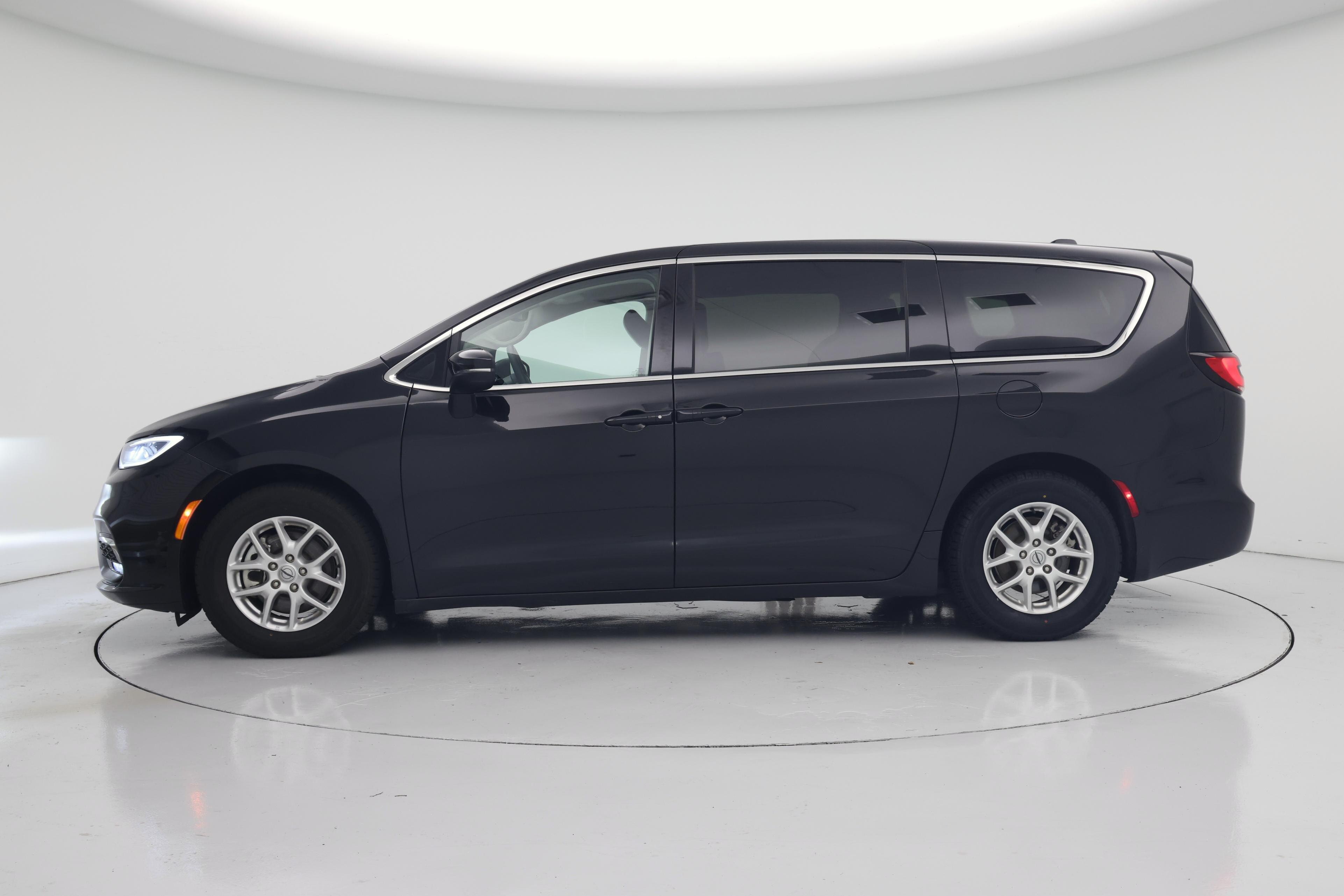 Thumbnail: 2023 Chrysler Pacifica - 3