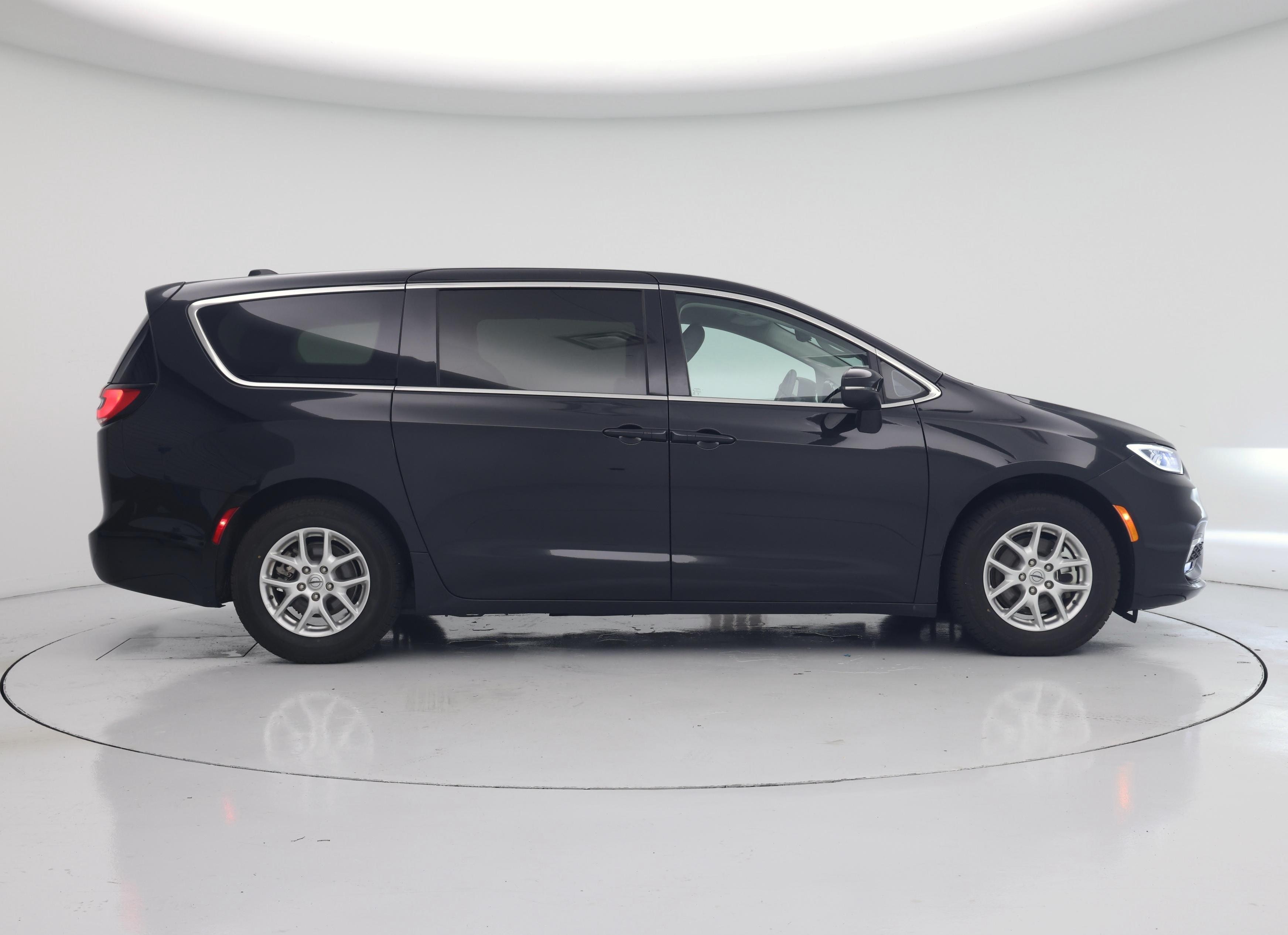 Thumbnail: 2023 Chrysler Pacifica - 7
