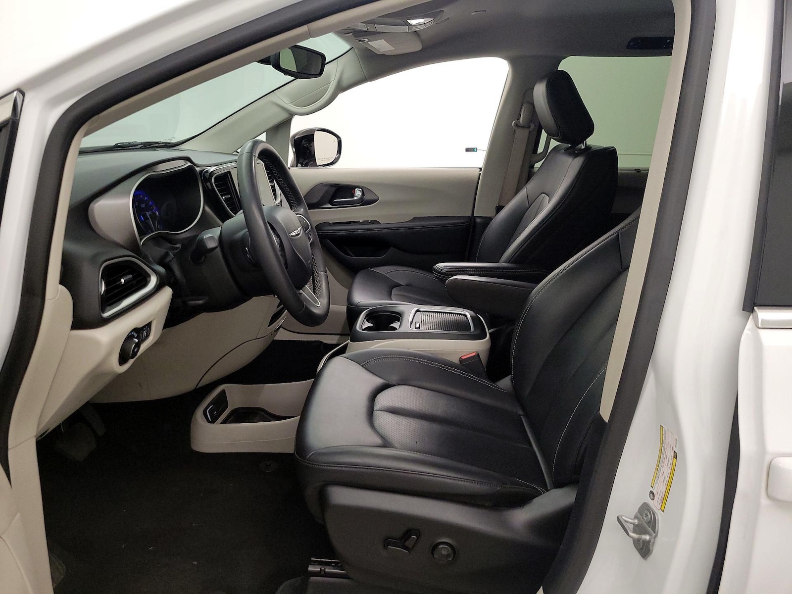 2024 Chrysler Pacifica Touring L - Photo 12