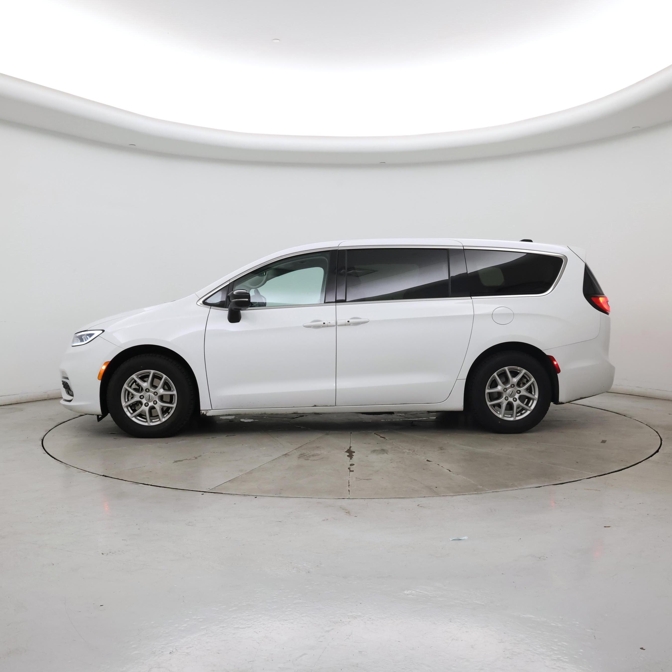 Thumbnail: 2024 Chrysler Pacifica - 3