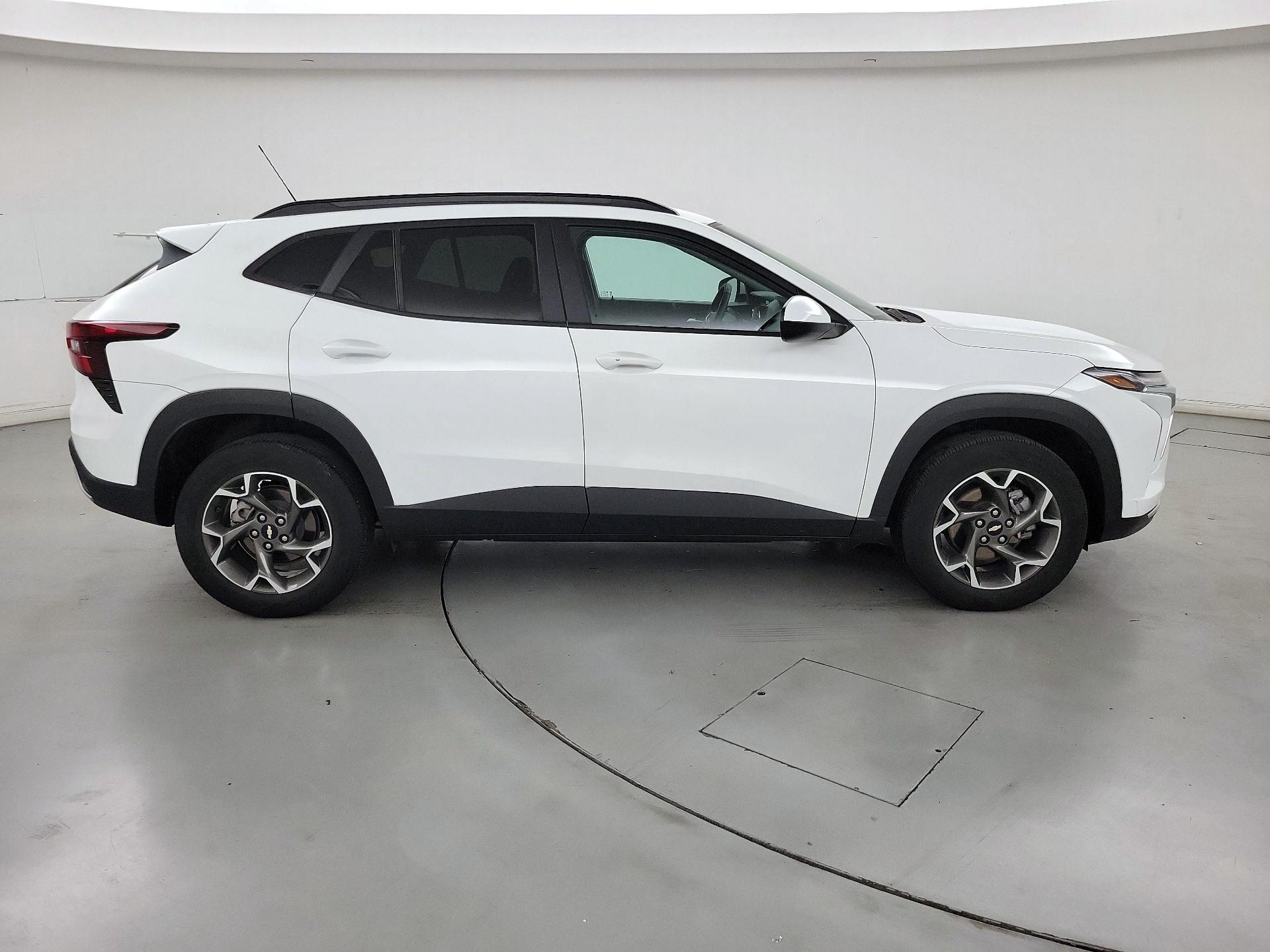 Thumbnail: 2025 Chevrolet Trax - 4