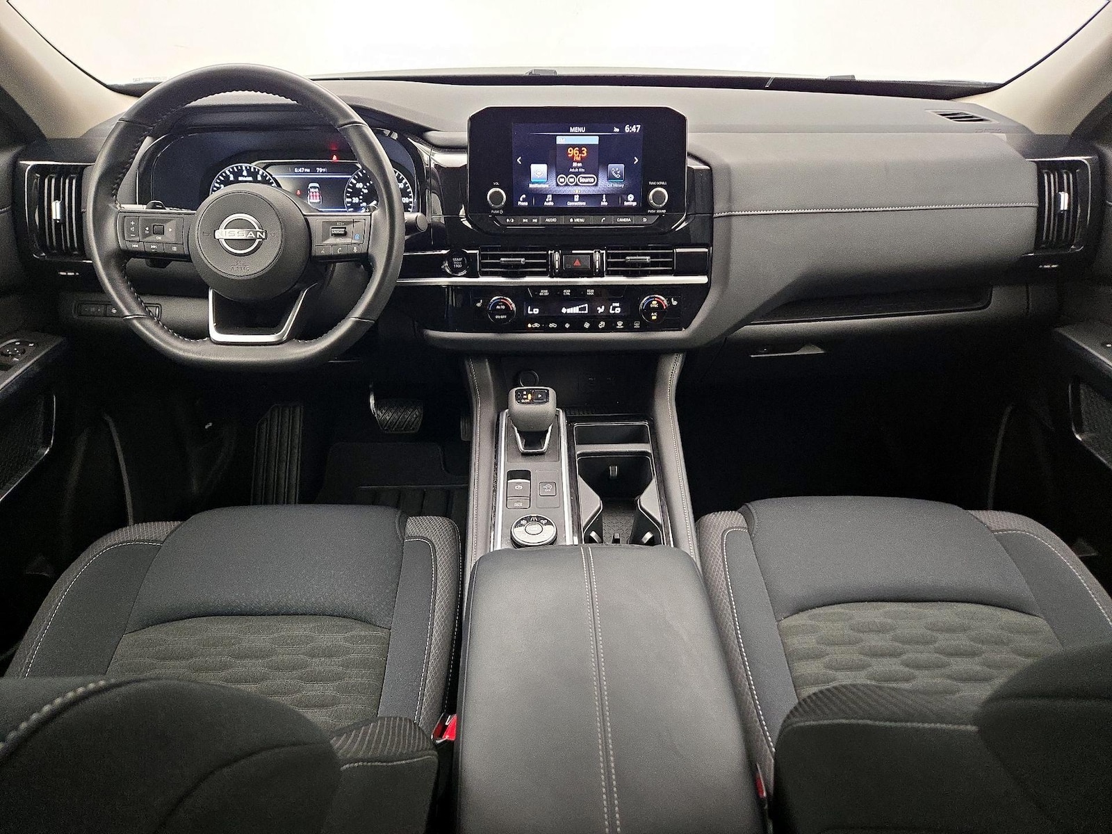 2025 Nissan Pathfinder SV - Photo 10