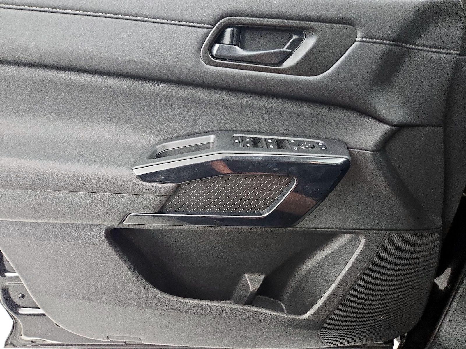 2025 Nissan Pathfinder SV - Photo 13