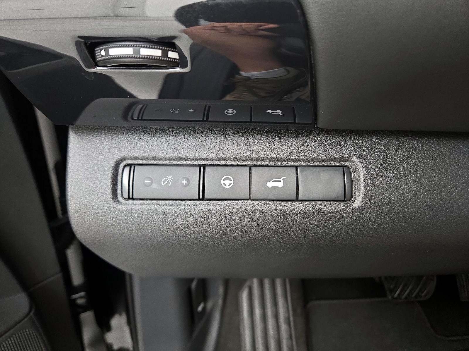 2025 Nissan Pathfinder SV - Photo 14