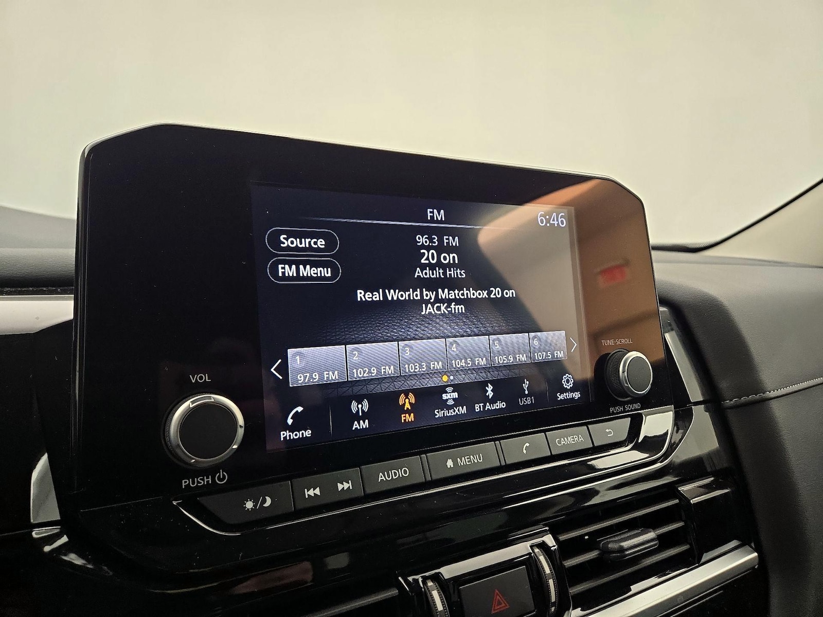 2025 Nissan Pathfinder SV - Photo 16