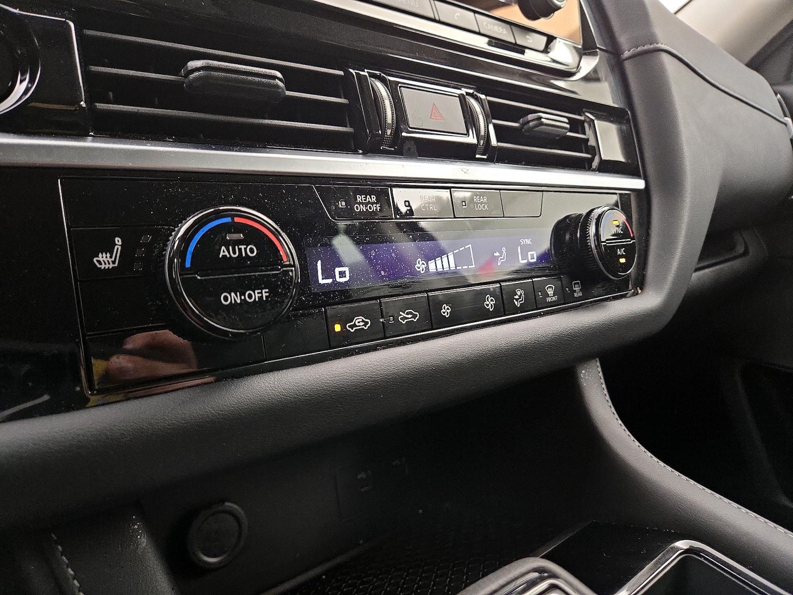 2025 Nissan Pathfinder SV - Photo 17