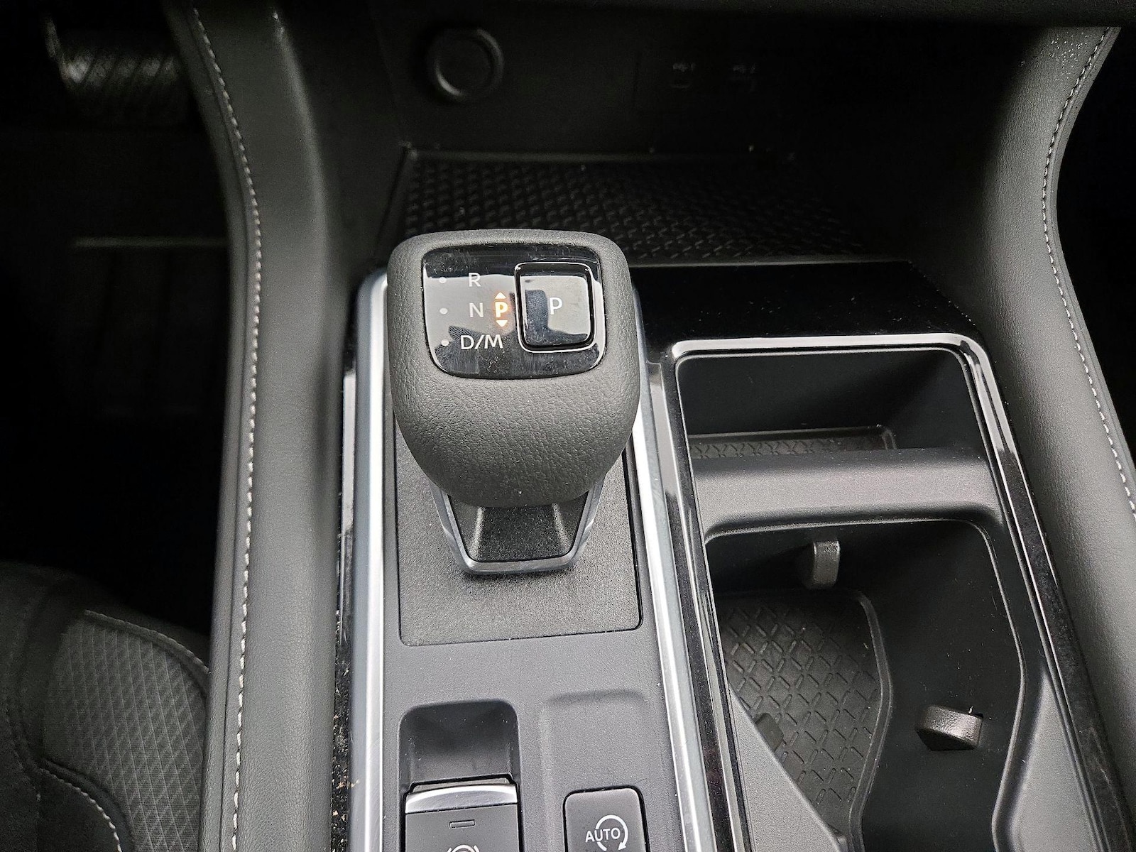 2025 Nissan Pathfinder SV - Photo 18