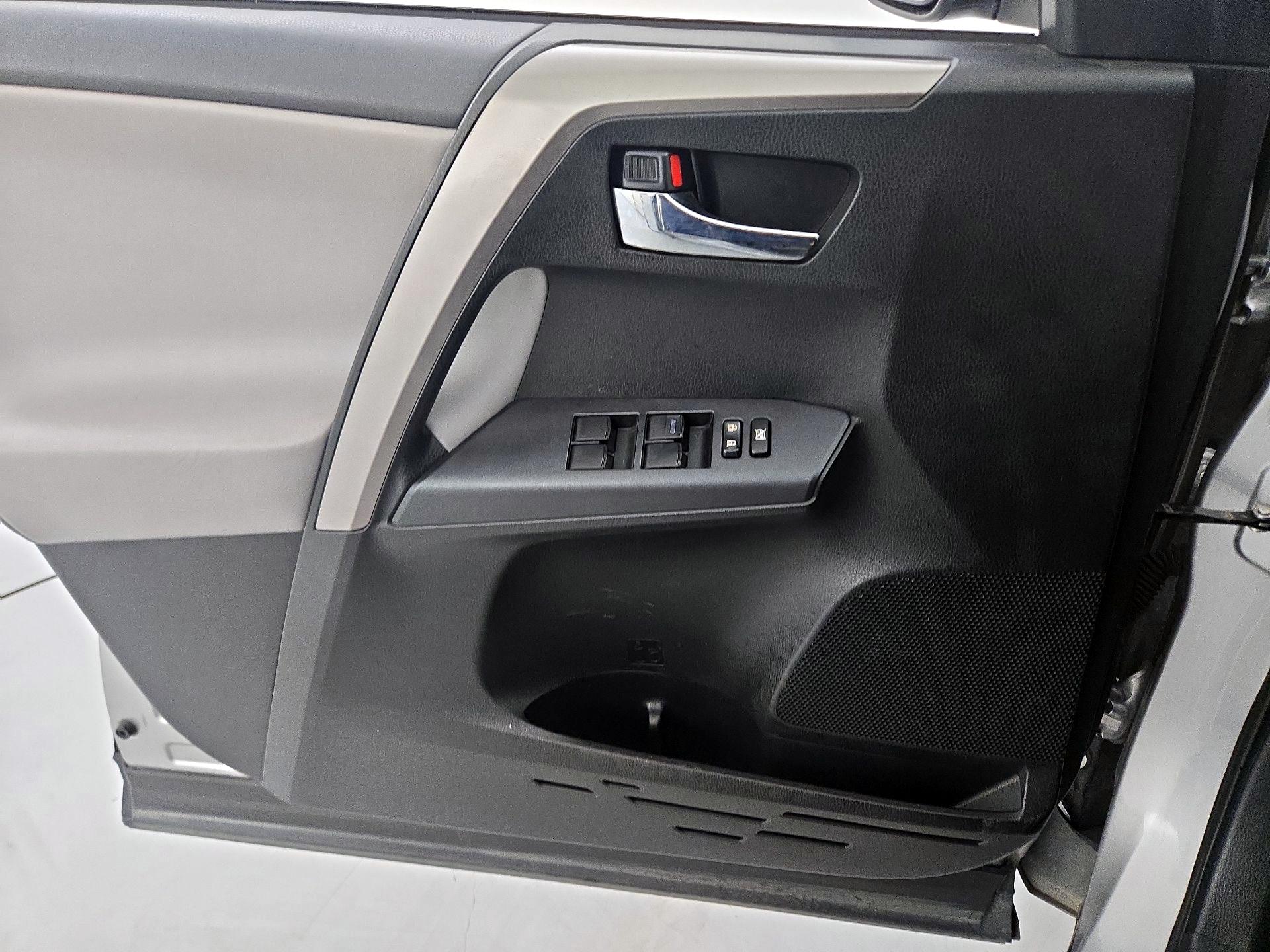 Thumbnail: 2018 Toyota RAV4 - 12