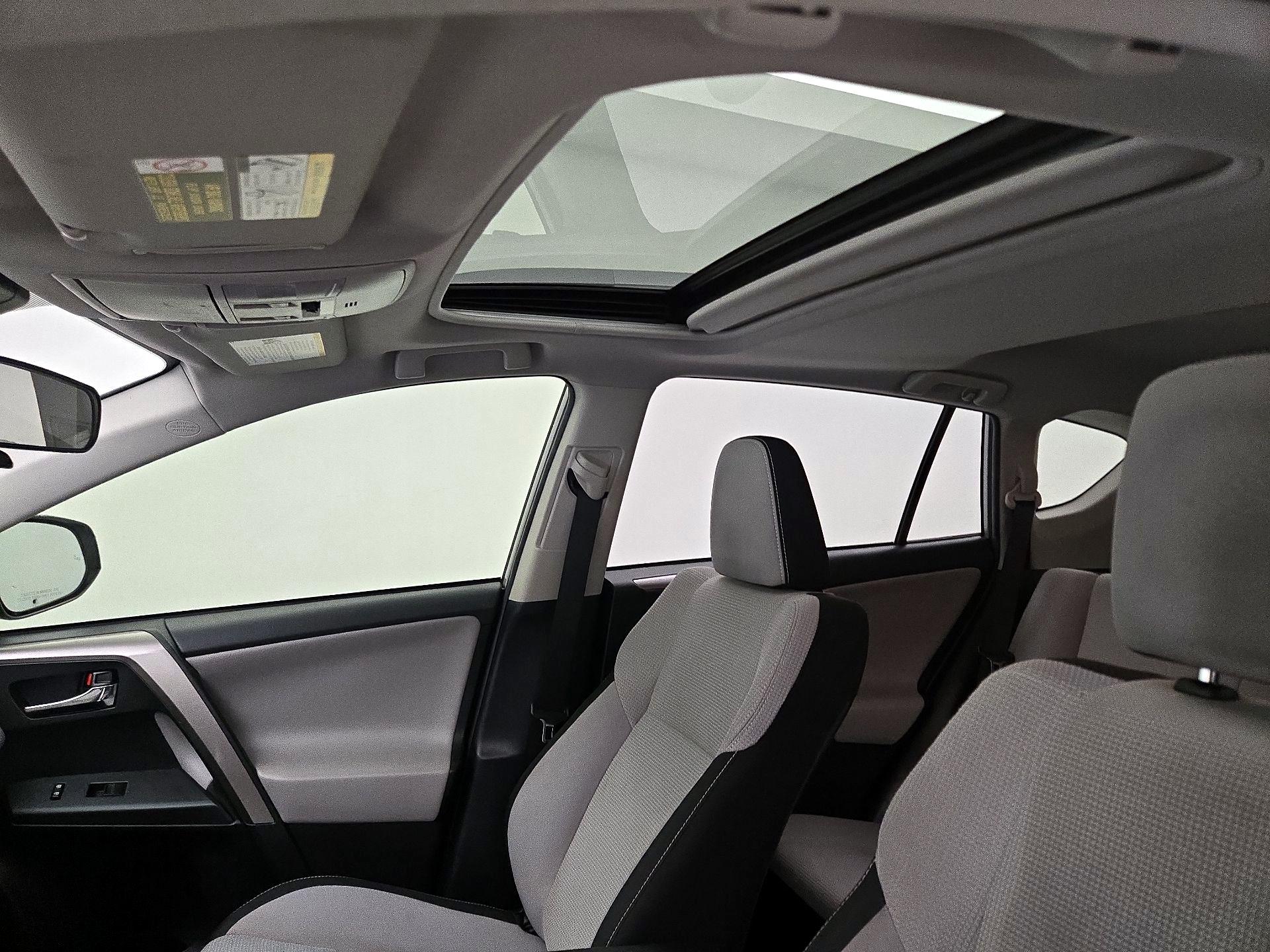 Thumbnail: 2018 Toyota RAV4 - 20