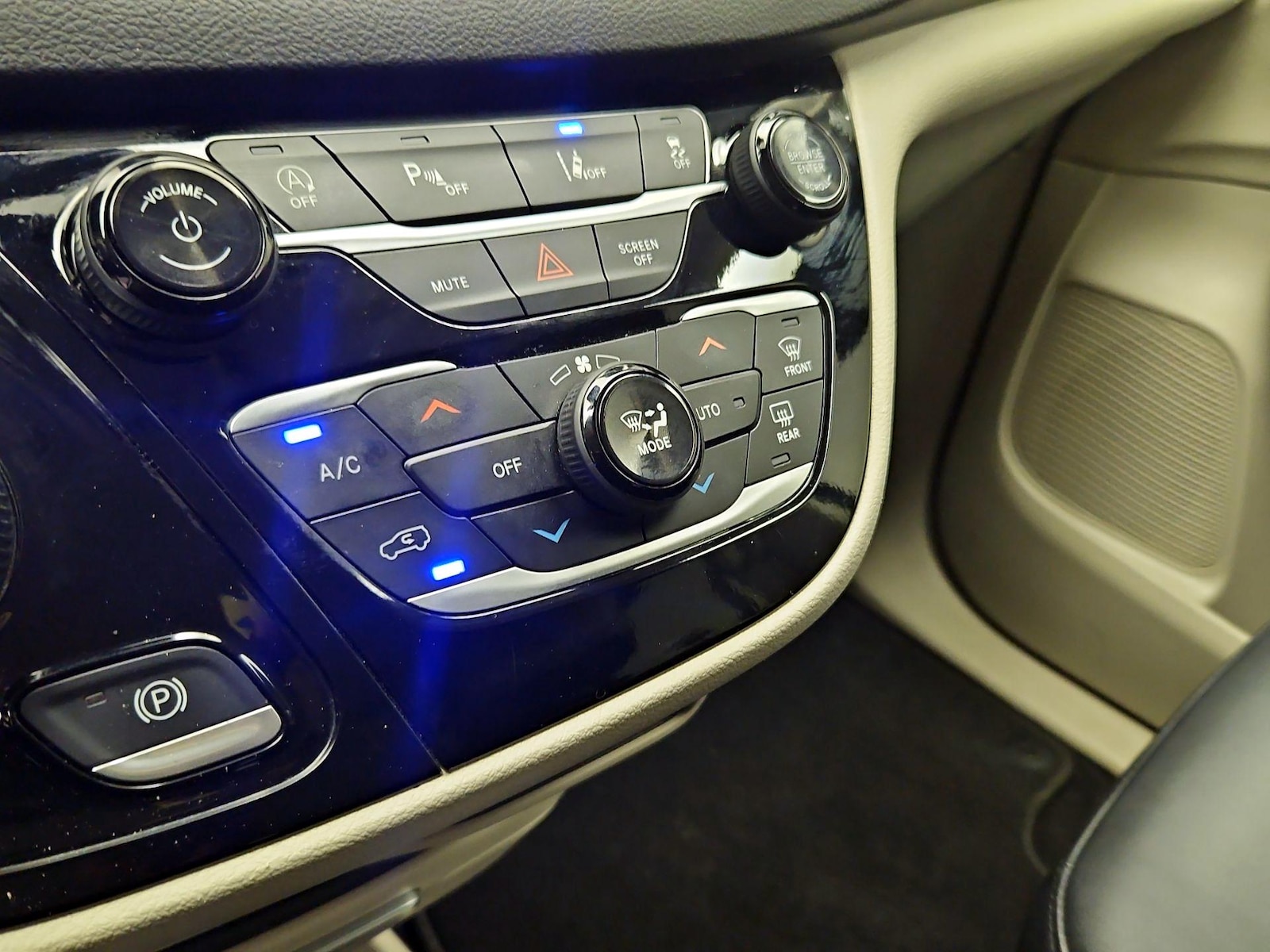 2024 Chrysler Pacifica Touring L - Photo 17