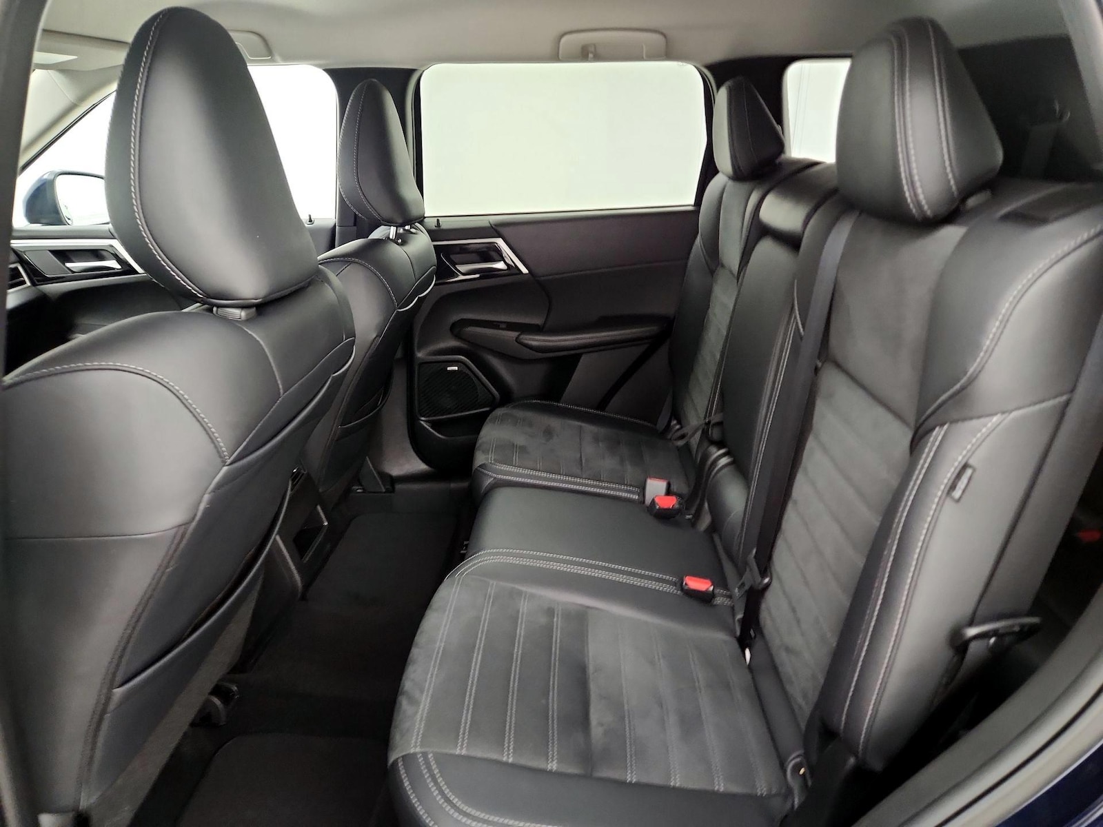 2025 Mitsubishi Outlander SE - Photo 21