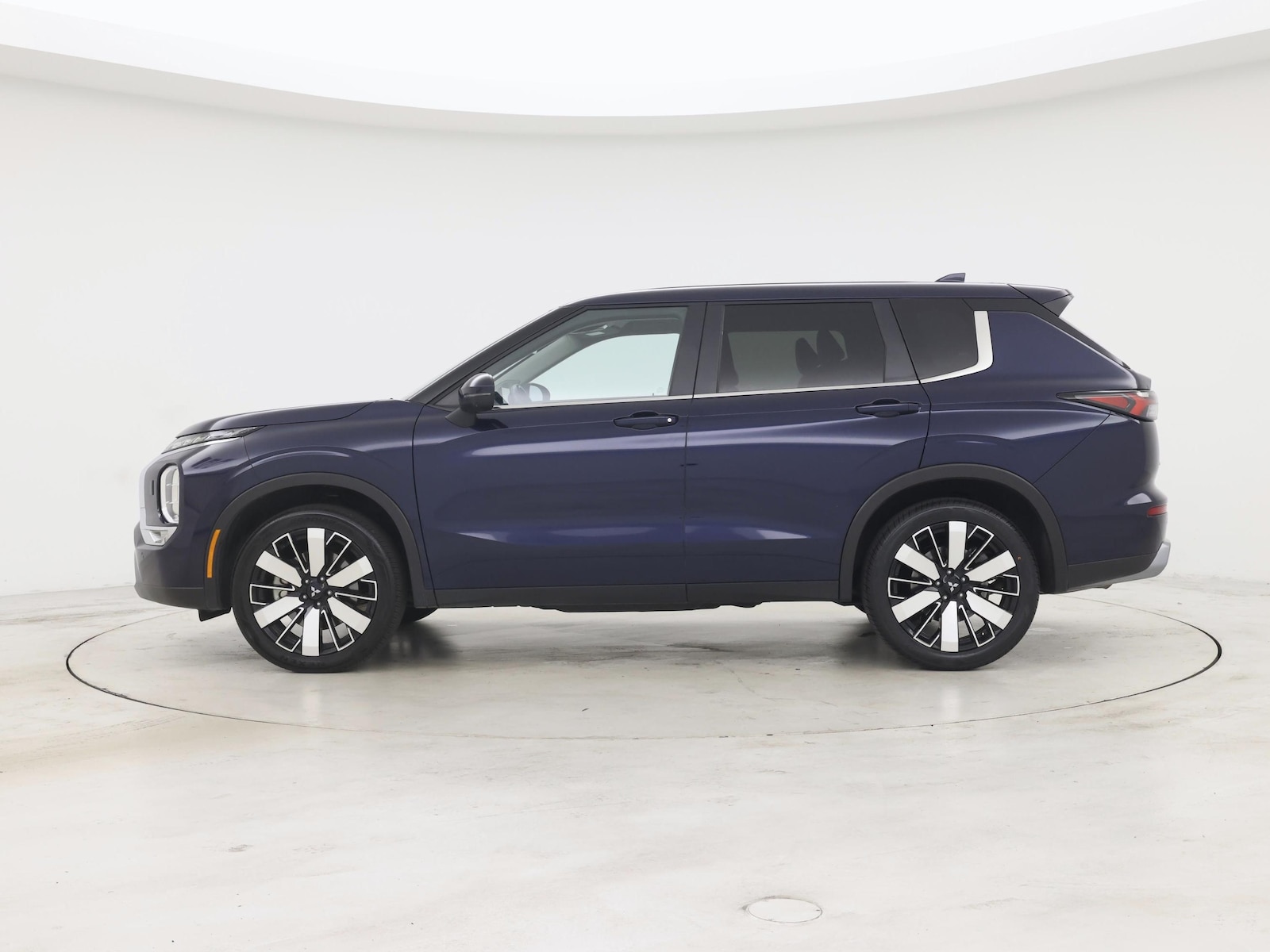 2025 Mitsubishi Outlander SE - Photo 4