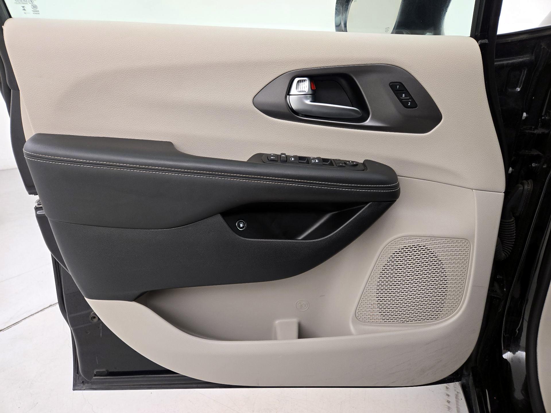Thumbnail: 2024 Chrysler Pacifica - 12