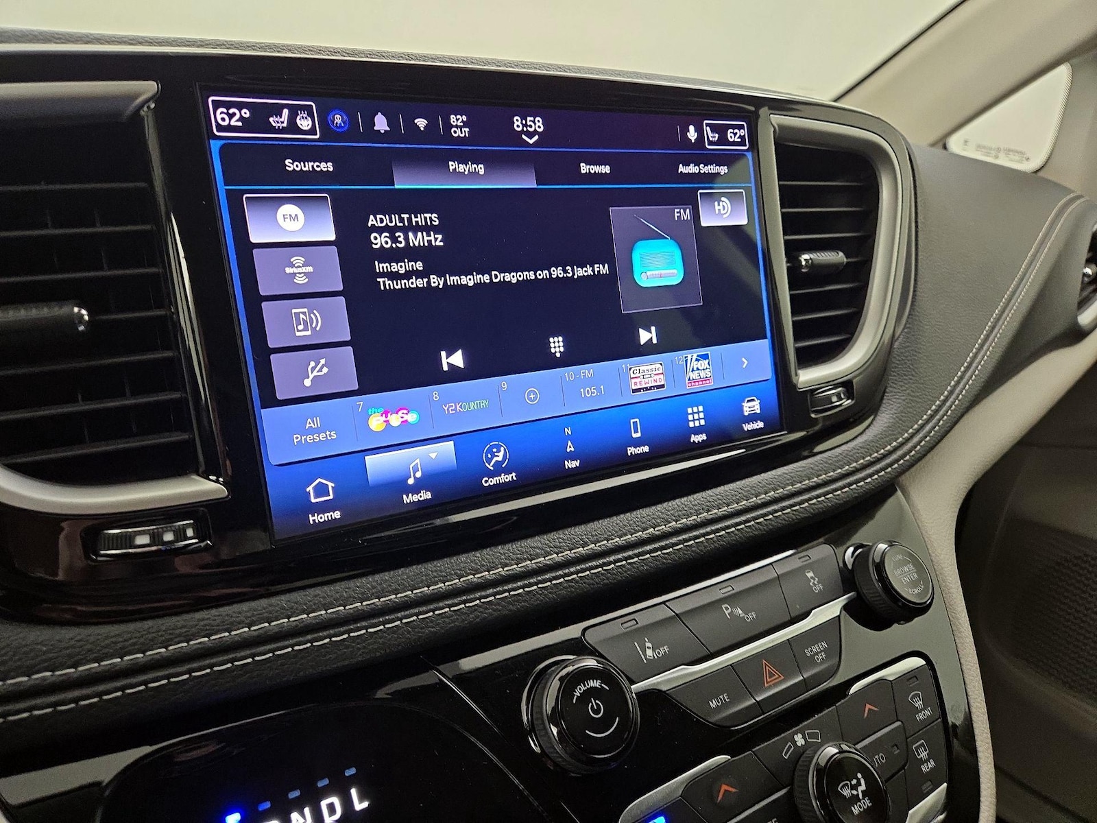 2024 Chrysler Pacifica PHEV Select - Photo 17