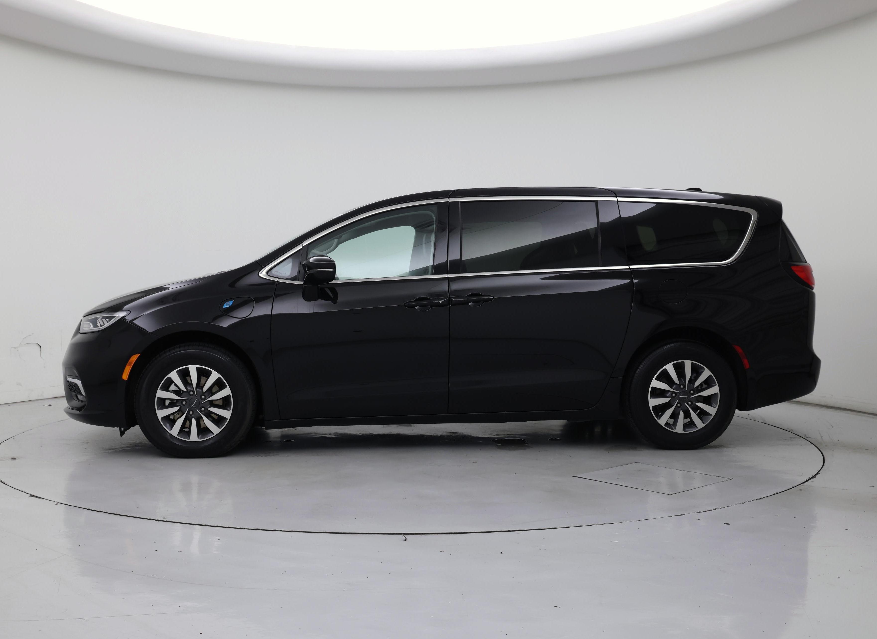 Thumbnail: 2024 Chrysler Pacifica - 3