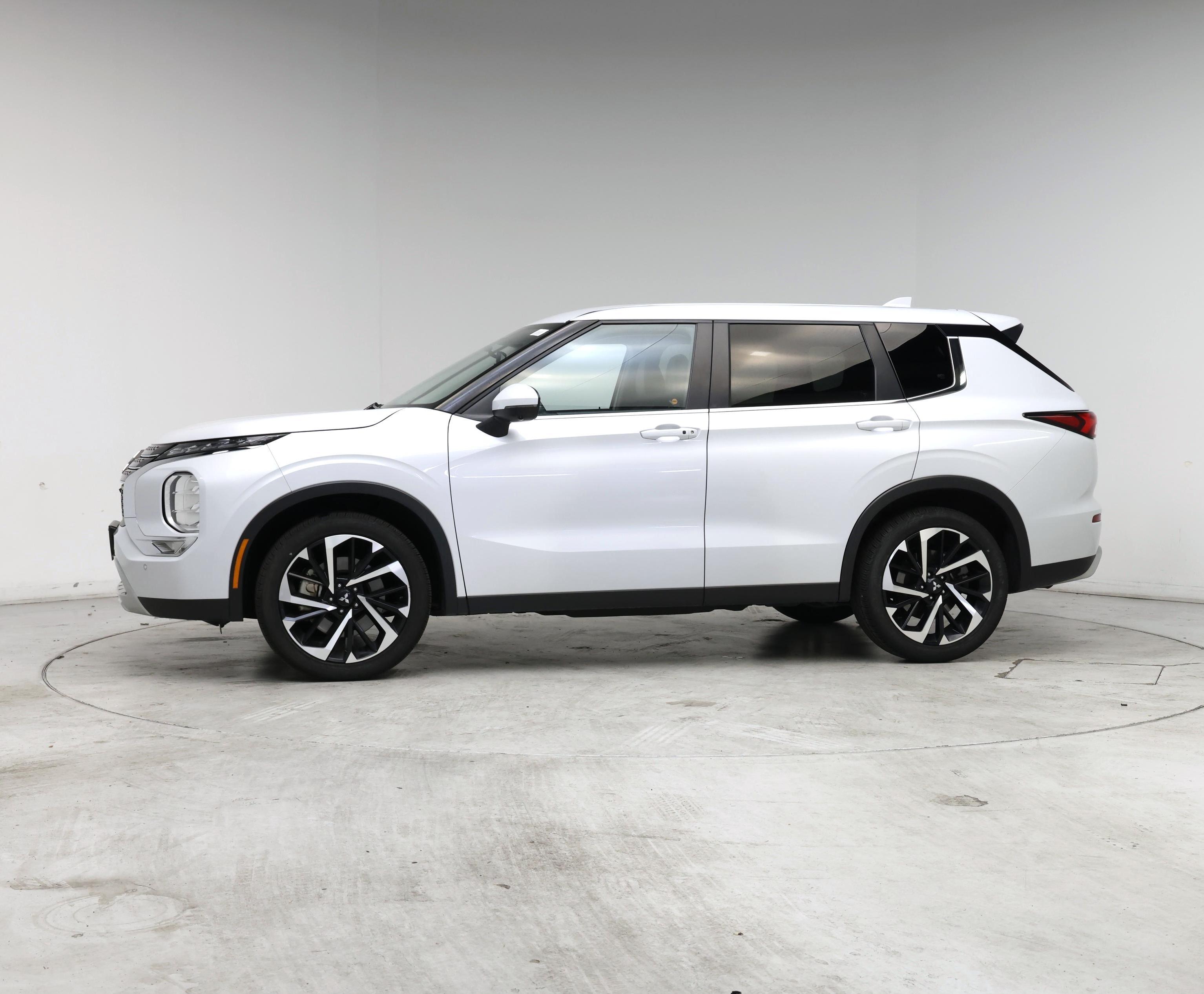 Thumbnail: 2024 Mitsubishi Outlander - 3