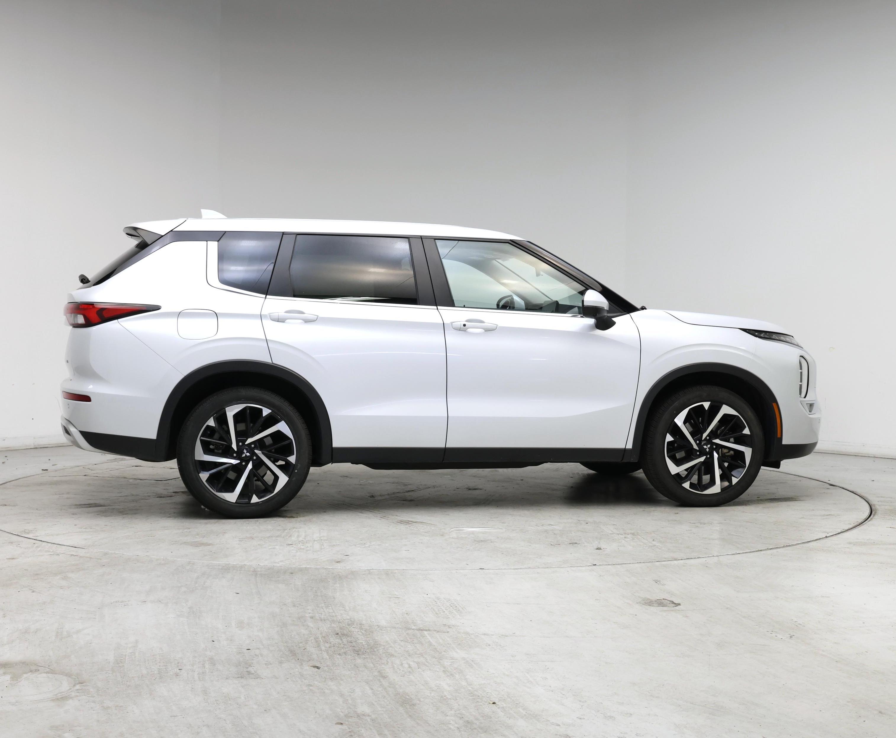 Thumbnail: 2024 Mitsubishi Outlander - 7