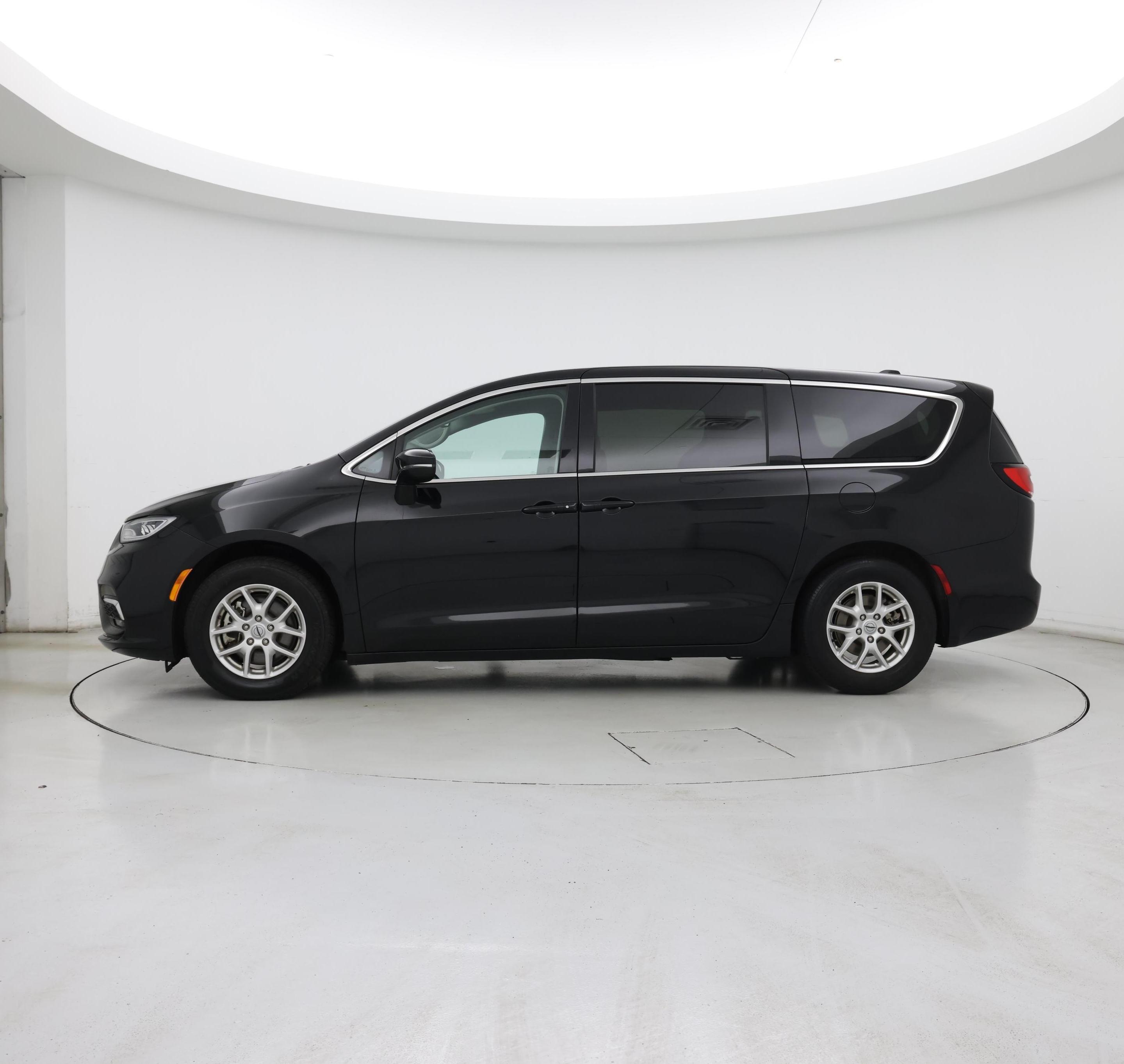 Thumbnail: 2024 Chrysler Pacifica - 3