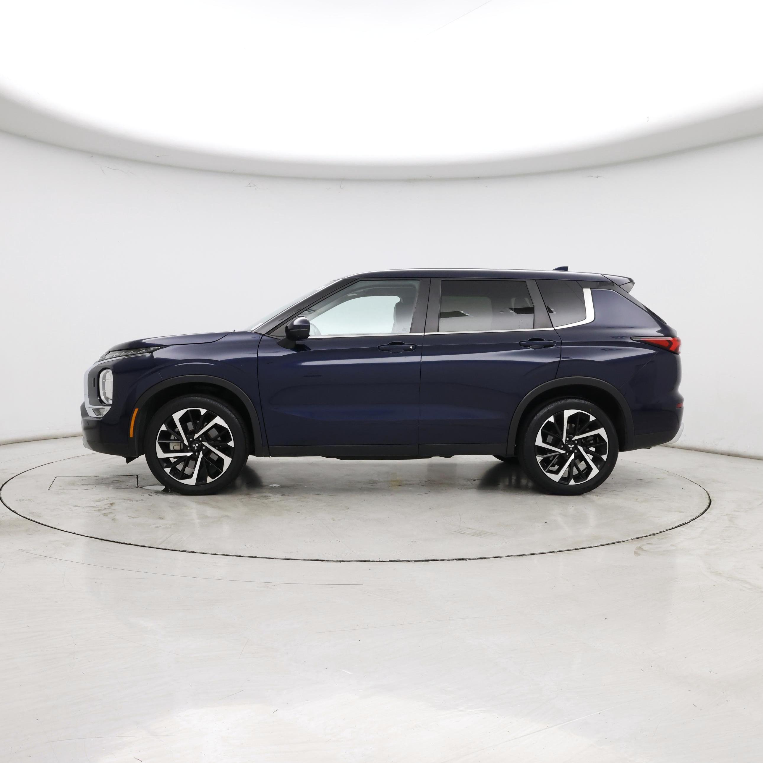 Thumbnail: 2024 Mitsubishi Outlander - 3