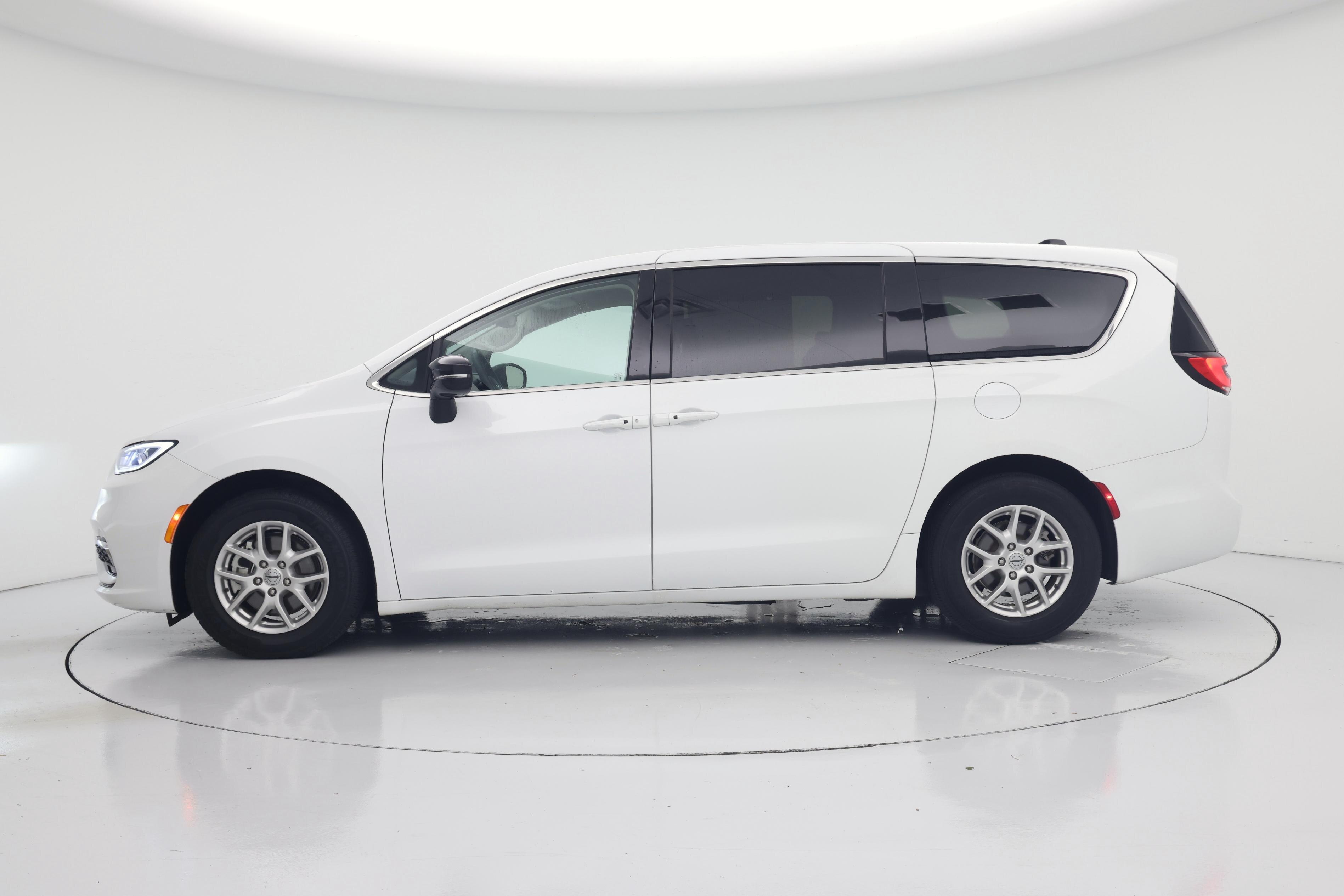 Thumbnail: 2024 Chrysler Pacifica - 3