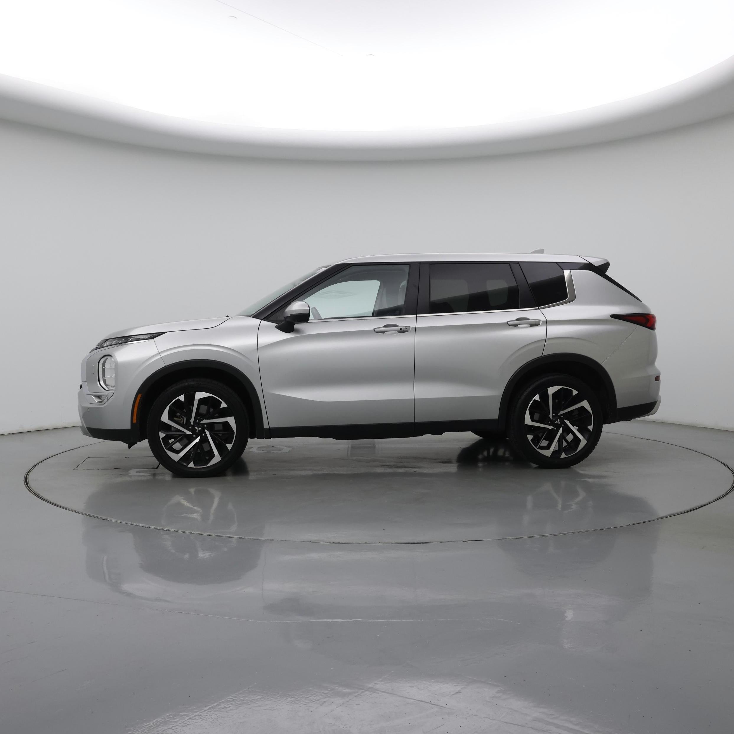 Thumbnail: 2024 Mitsubishi Outlander - 3