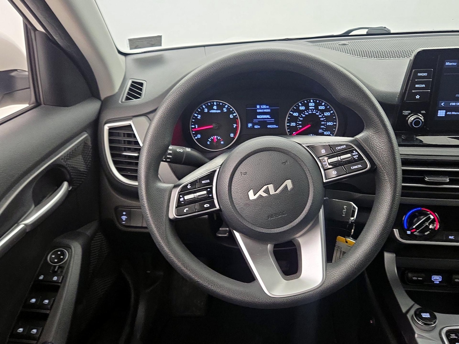 2023 Kia Seltos LX - Photo 11