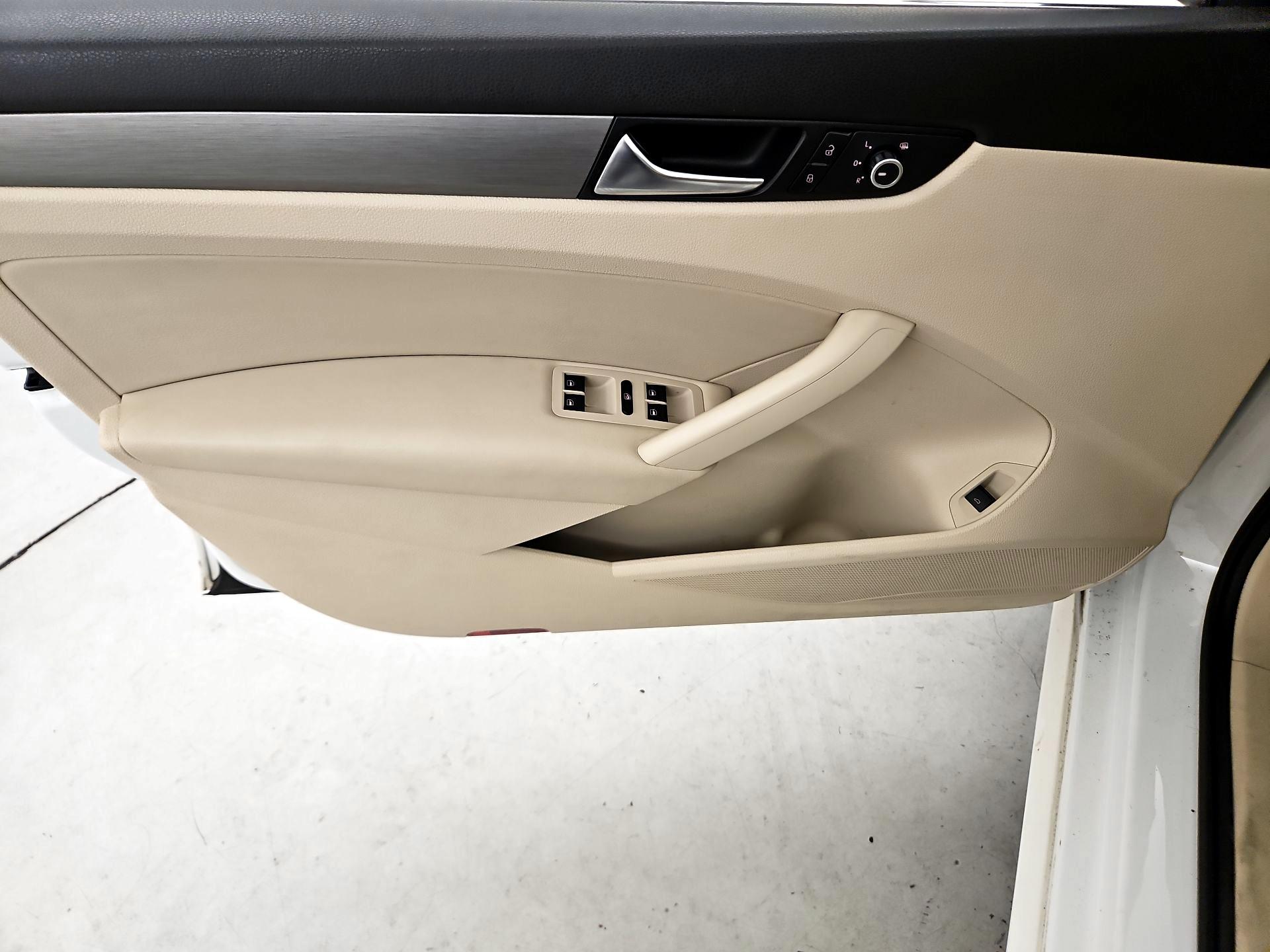 Thumbnail: 2015 Volkswagen Passat - 12