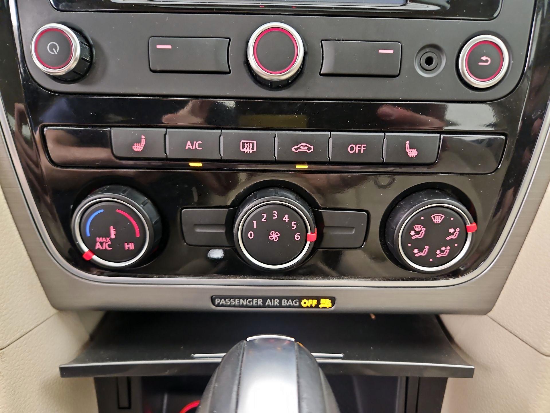Thumbnail: 2015 Volkswagen Passat - 16