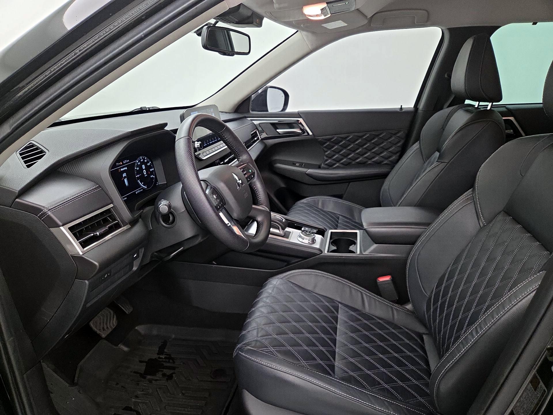 Thumbnail: 2023 Mitsubishi Outlander - 11