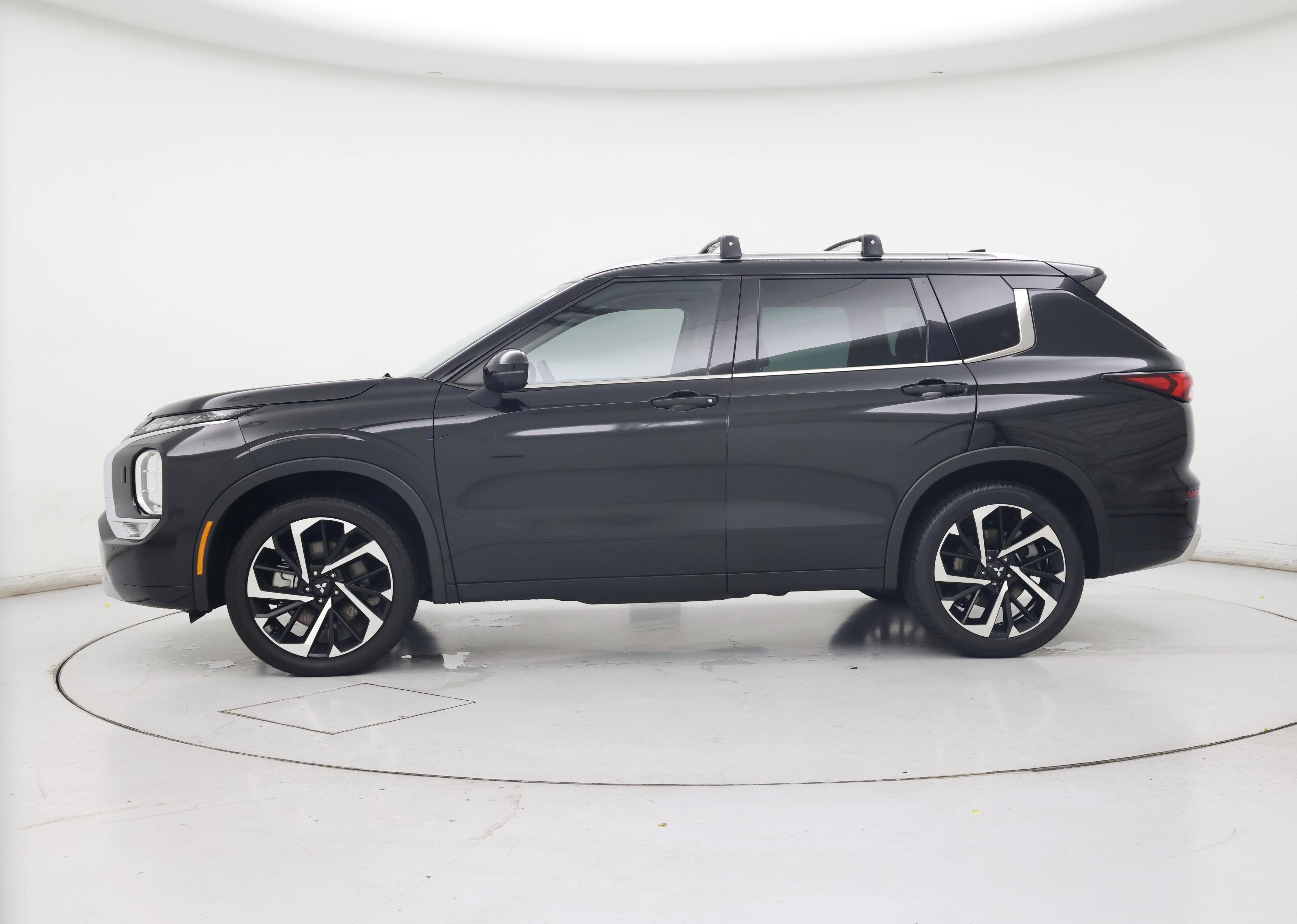 Thumbnail: 2023 Mitsubishi Outlander - 3