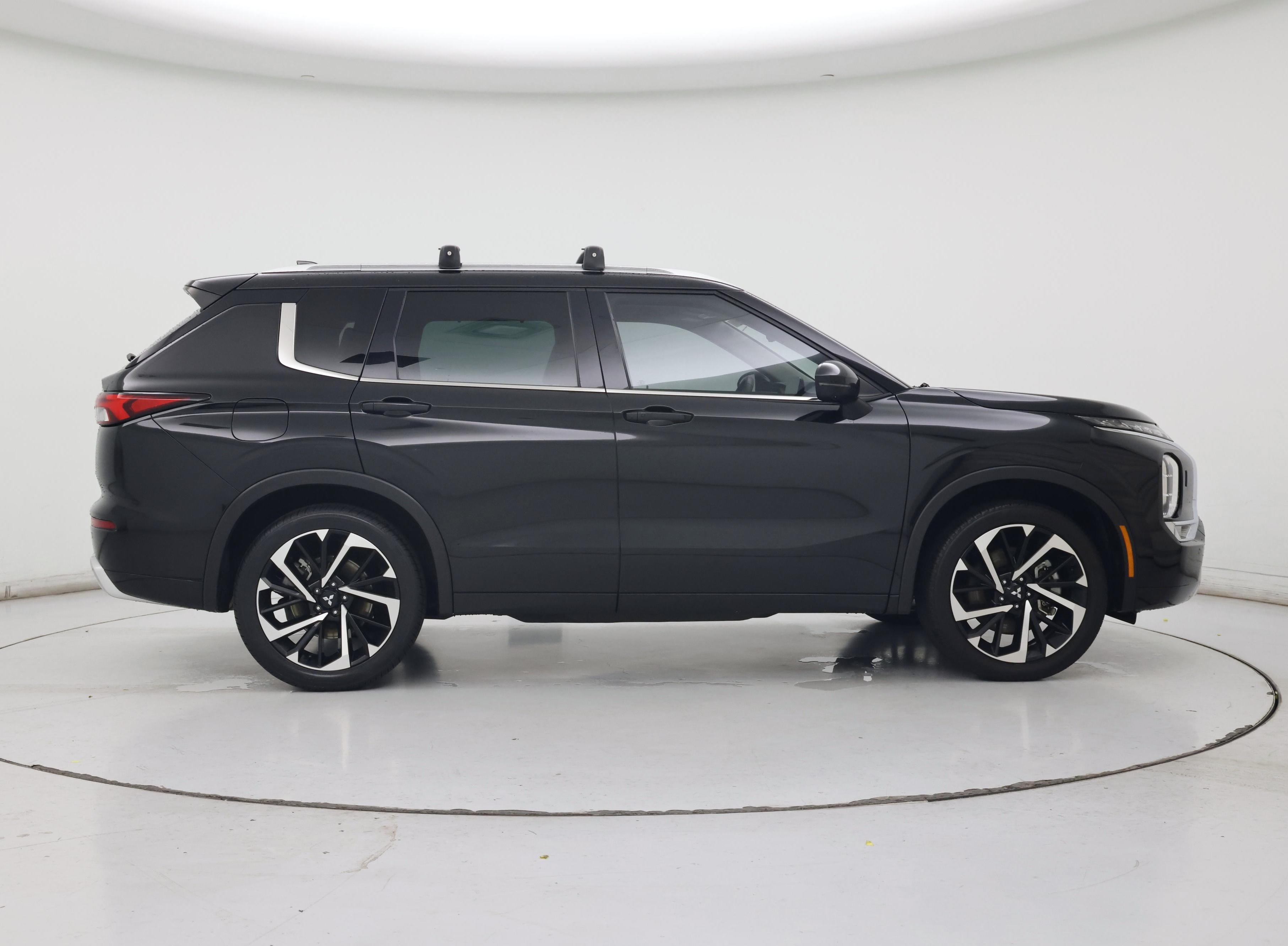 Thumbnail: 2023 Mitsubishi Outlander - 7