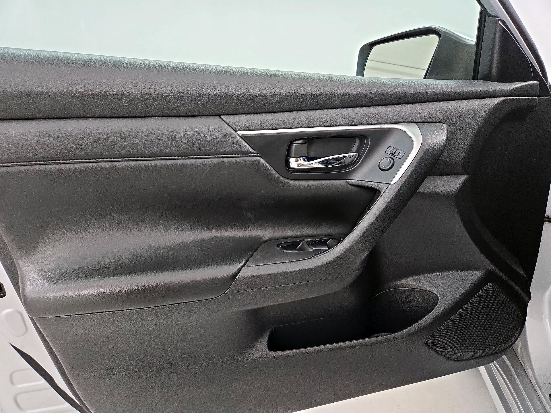 Thumbnail: 2015 Nissan Altima - 12