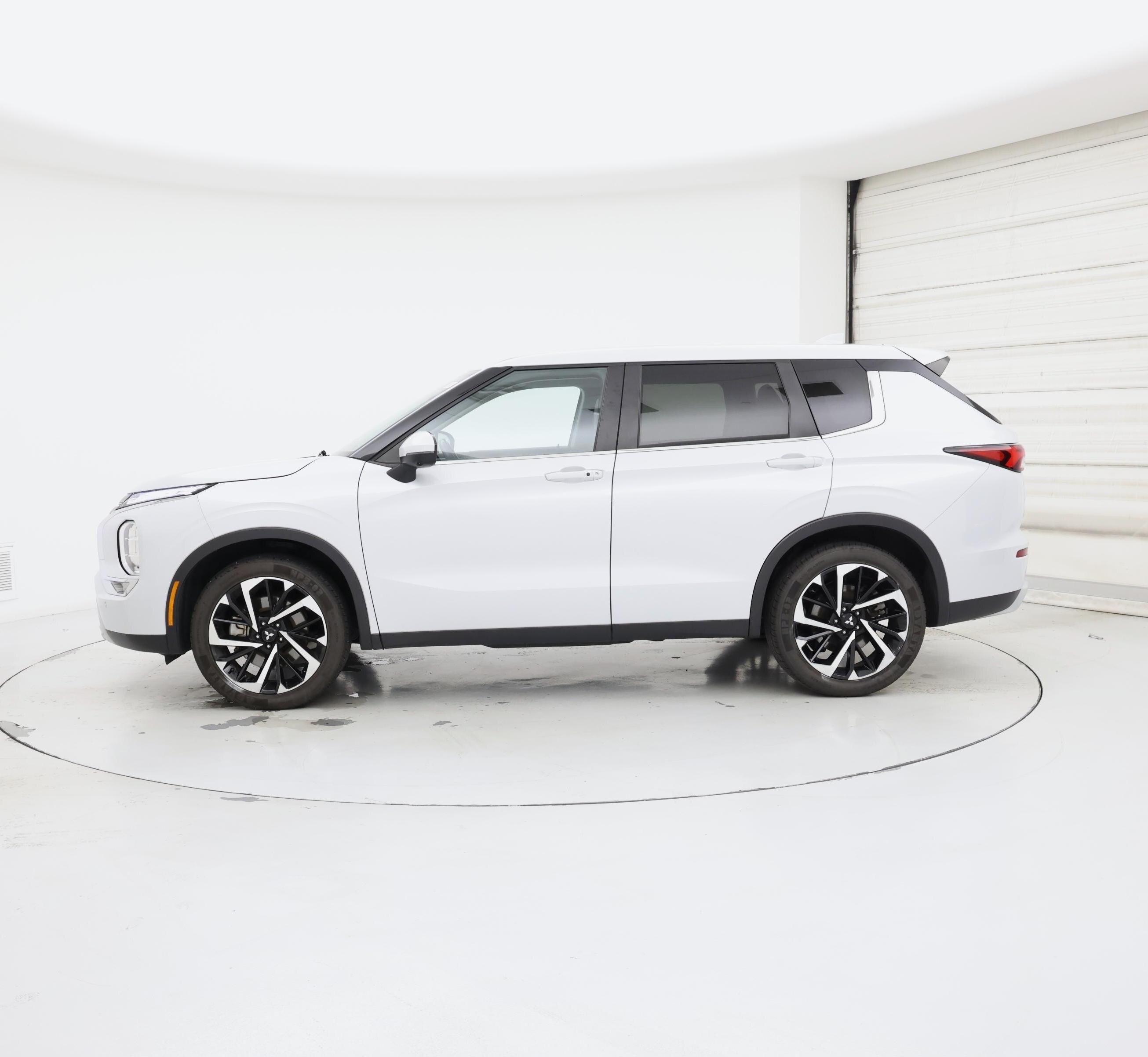 Thumbnail: 2024 Mitsubishi Outlander - 3