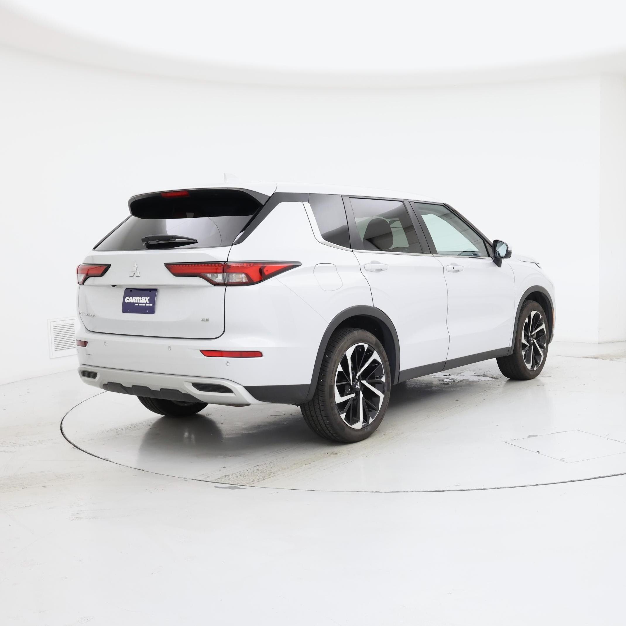 Thumbnail: 2024 Mitsubishi Outlander - 8