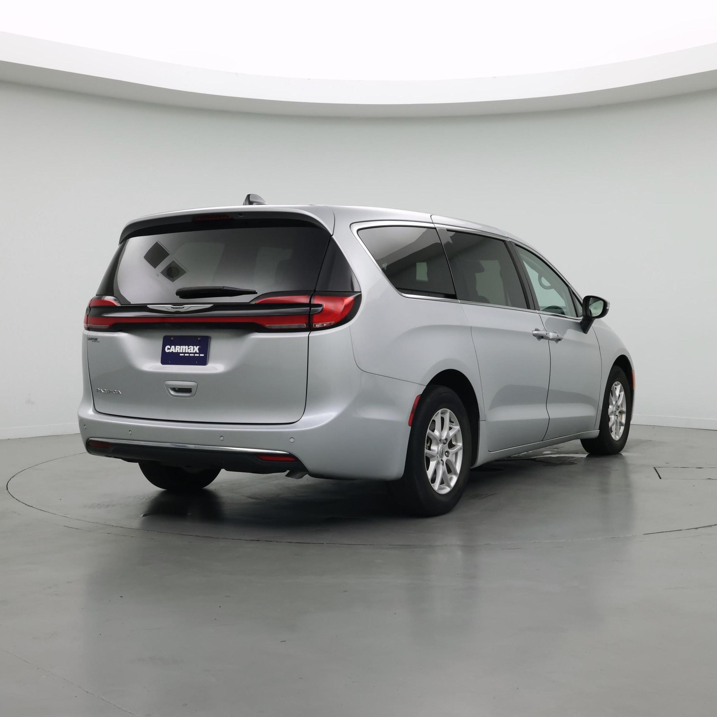 Thumbnail: 2023 Chrysler Pacifica - 8