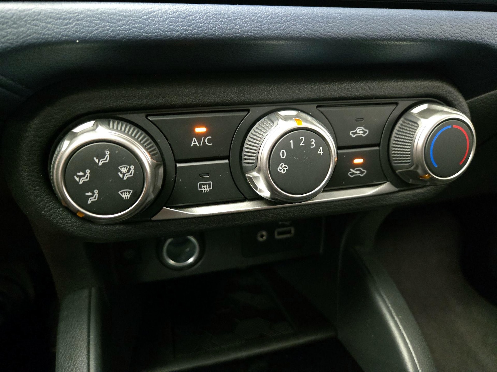 2025 Nissan Versa Sedan SV - Photo 16