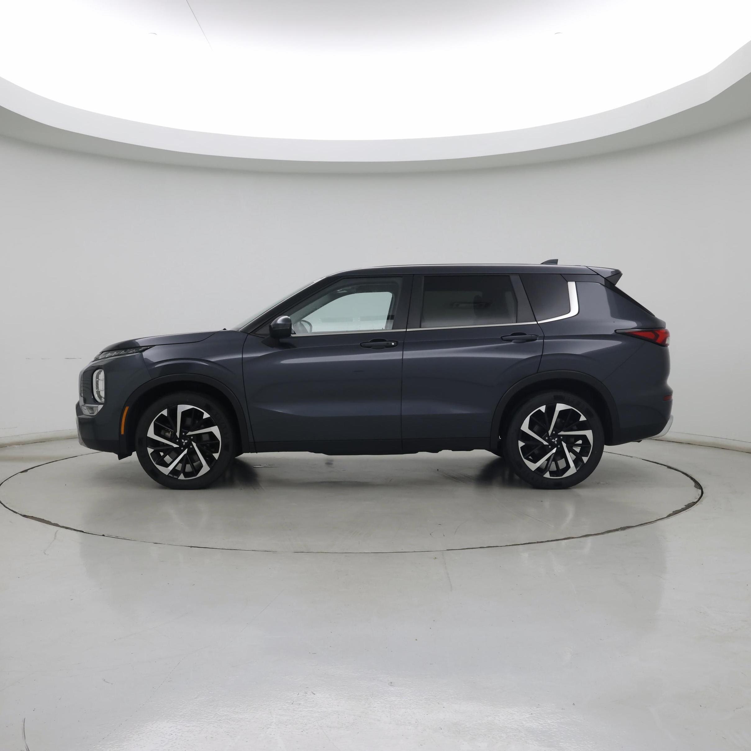 Thumbnail: 2024 Mitsubishi Outlander - 3