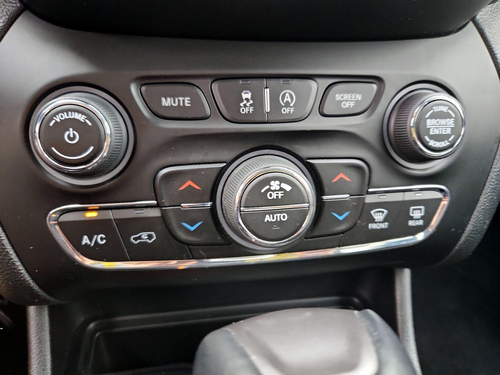 2022 Jeep Cherokee Latitude Lux - Photo 17