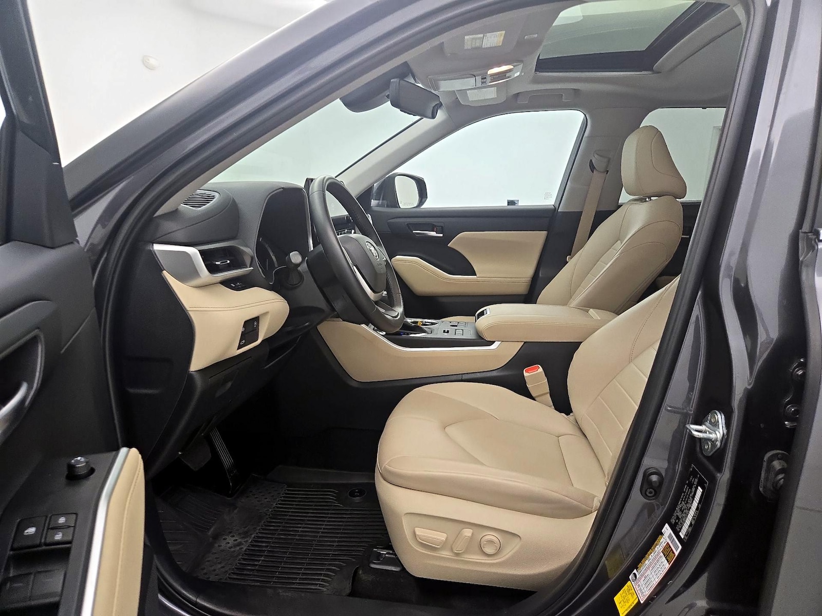2024 Toyota Highlander LE - Photo 12