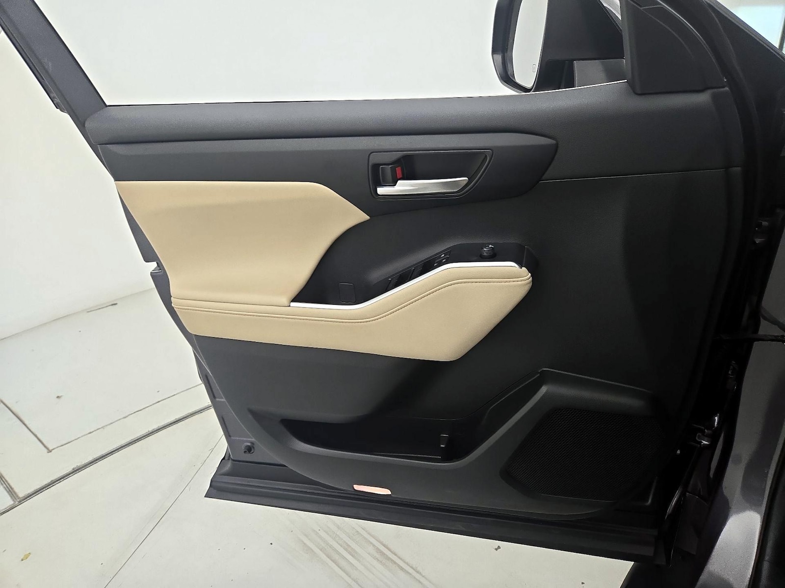 2024 Toyota Highlander LE - Photo 13