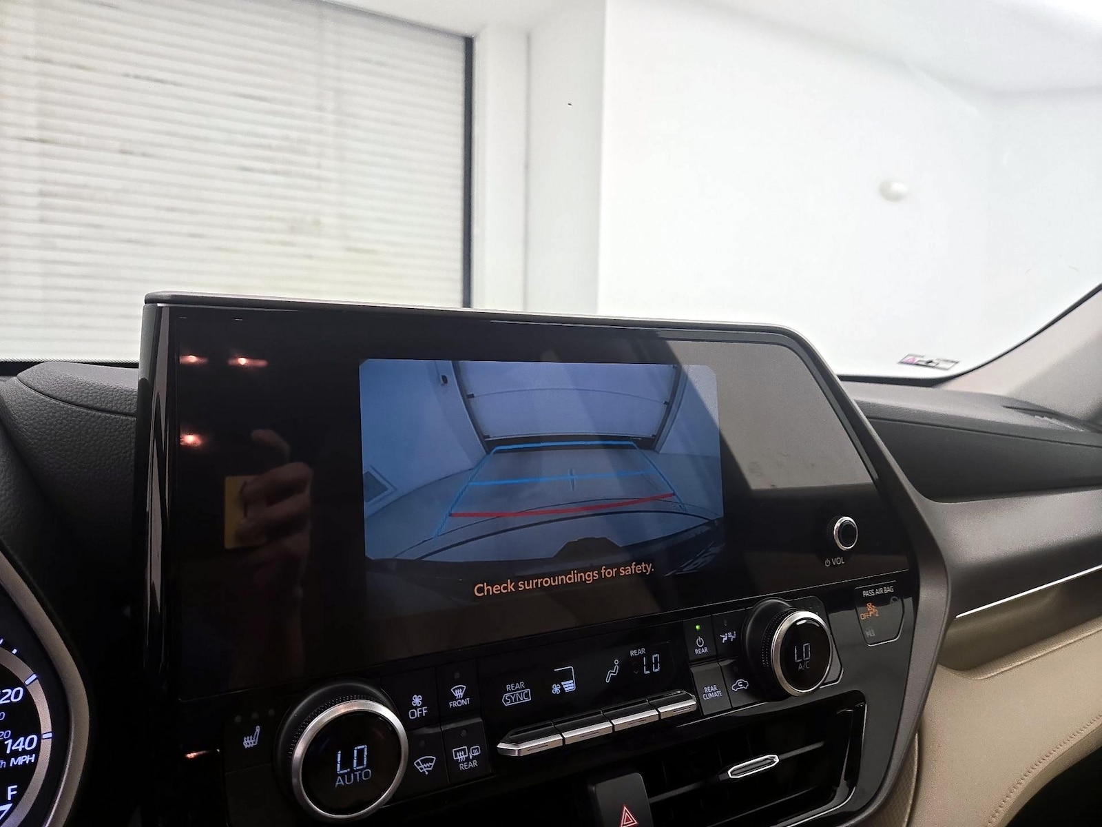 2024 Toyota Highlander LE - Photo 15