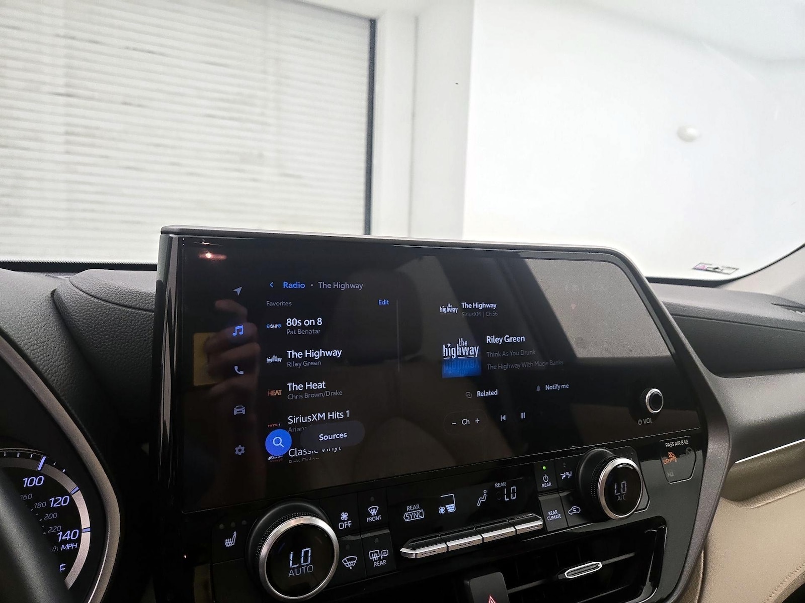 2024 Toyota Highlander LE - Photo 16