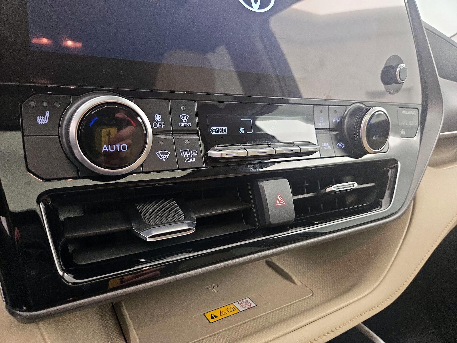 2024 Toyota Highlander LE - Photo 17