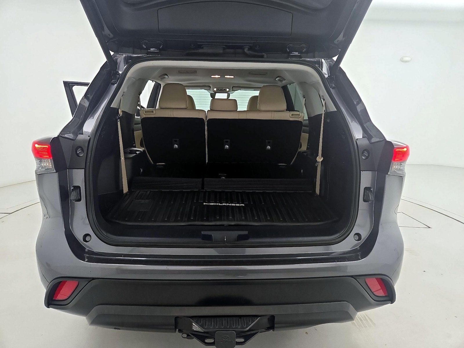 2024 Toyota Highlander LE - Photo 24