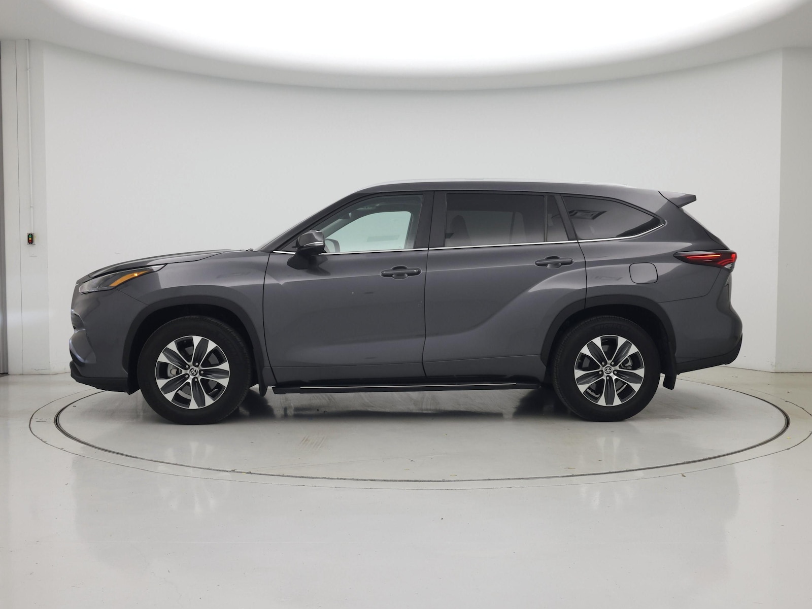 2024 Toyota Highlander LE - Photo 4