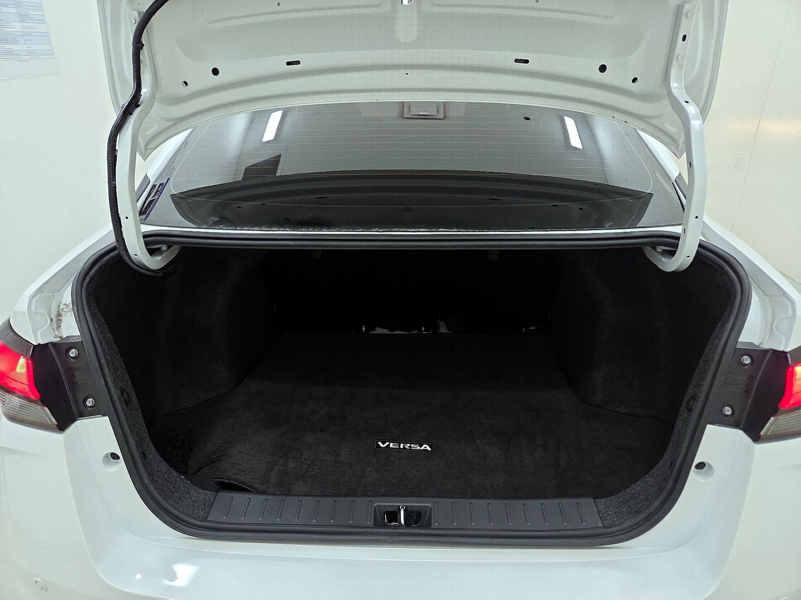 2024 Nissan Versa Sedan SV - Photo 21