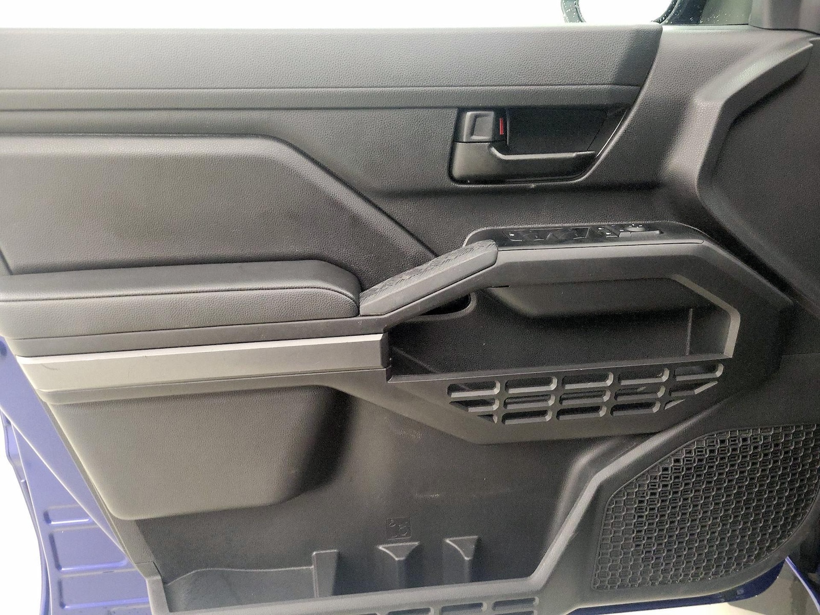 2025 Toyota Tacoma SR5 - Photo 13