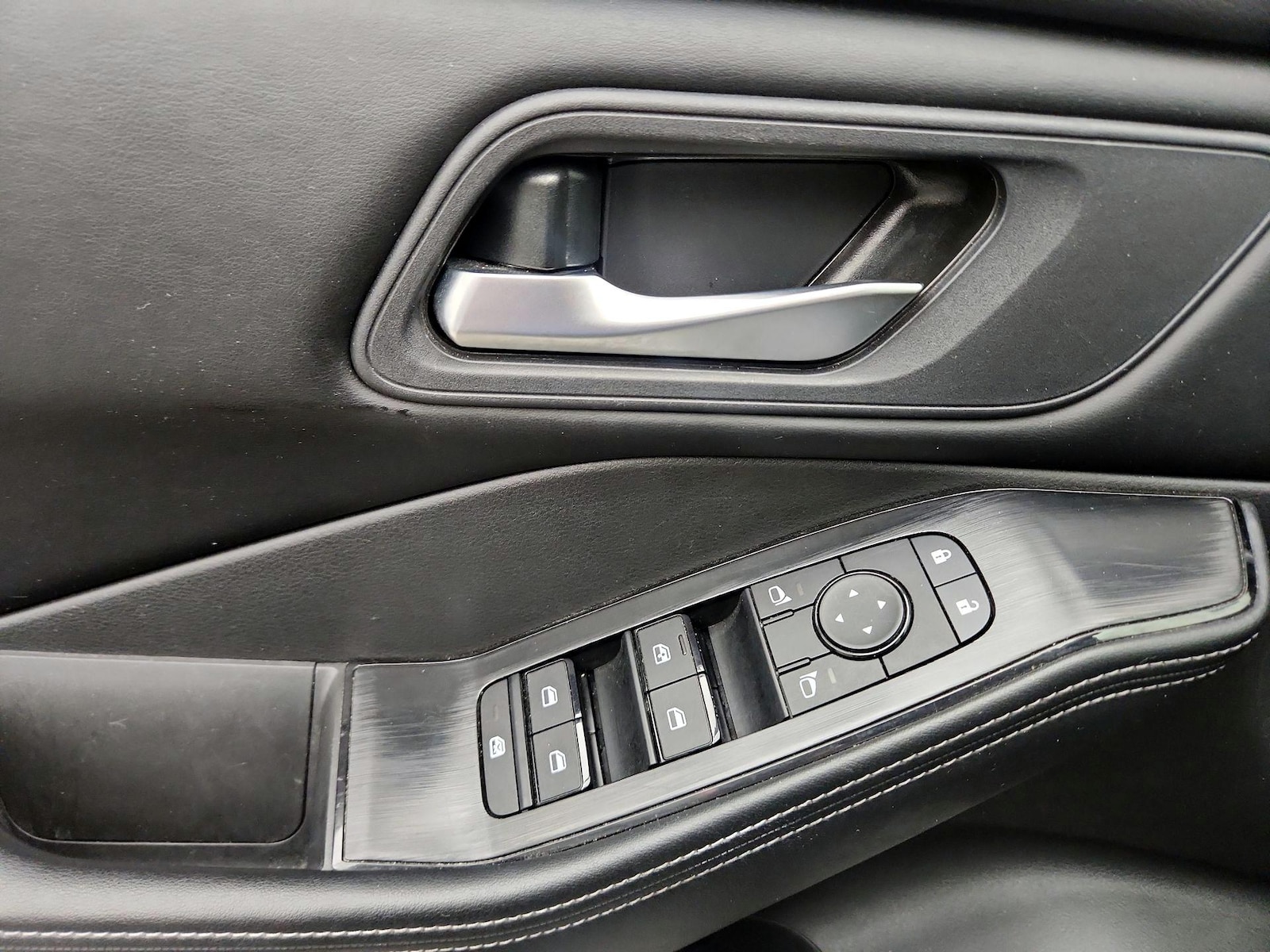 2025 Nissan Rogue SV - Photo 13