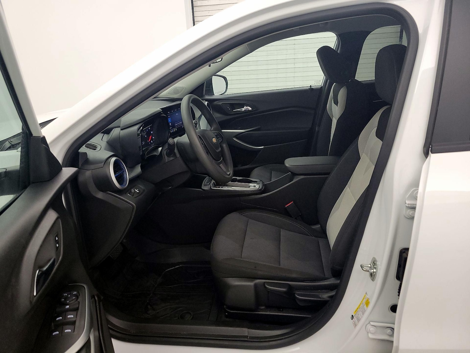 2025 Chevrolet Trax LS - Photo 12